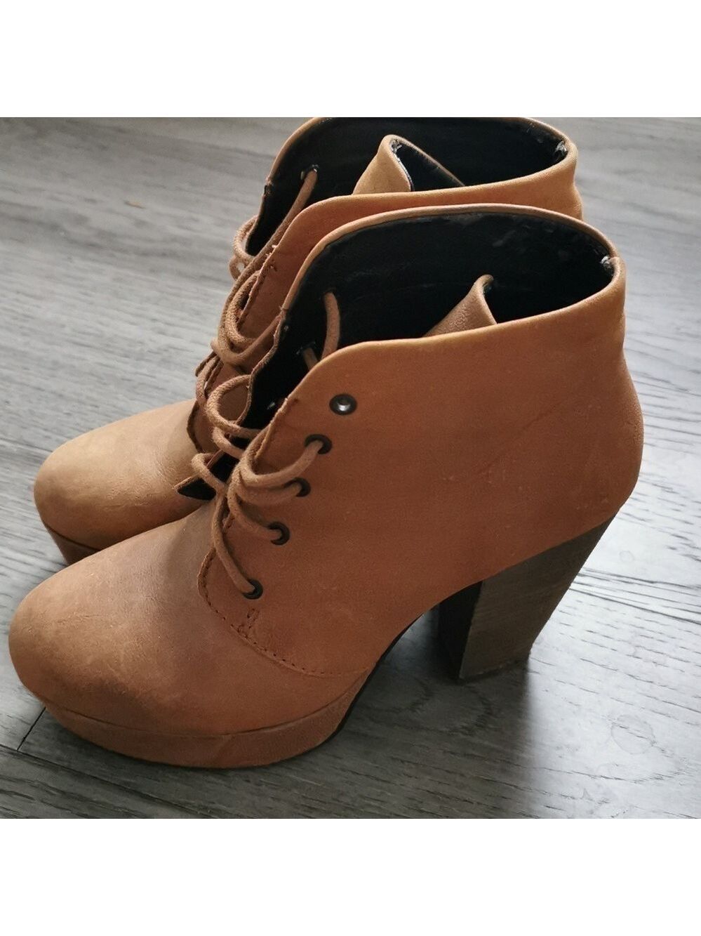 Steve Madden trending platform winter tan booties. 🥾👢 Size 7.5. EUC